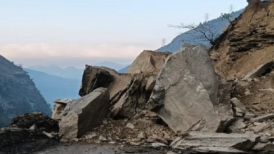 Photo of कैलाश मानसरोवर यात्रा मार्ग में टूटकर गिरा पहाड़, आवाजाही ठप, फंसी गाड़ियां