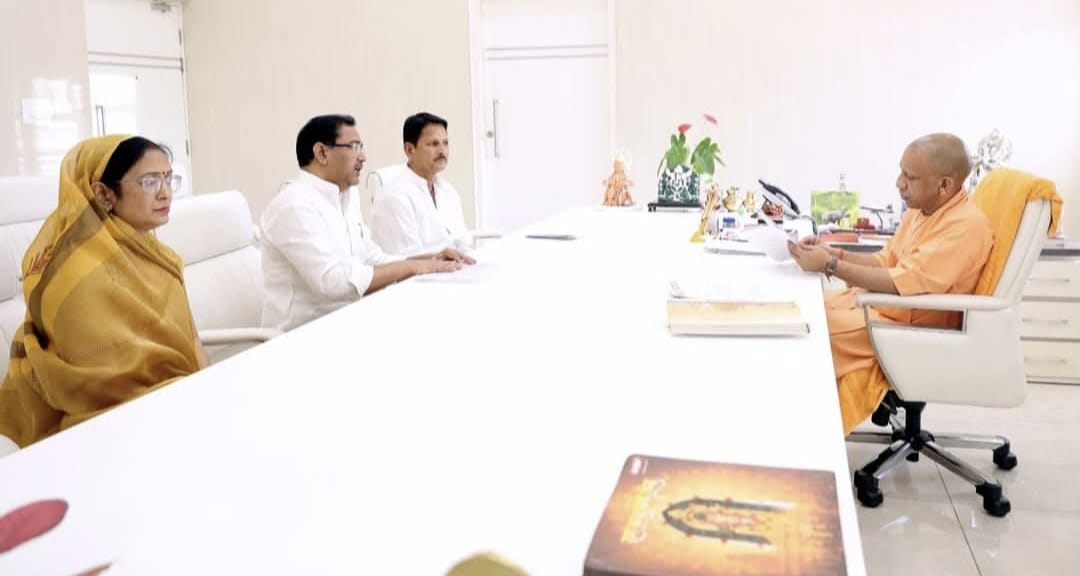 Photo of सीएम योगी से मुलाकात में क्या मांग लाईं हाटा की प्रमुख आरजू राव?