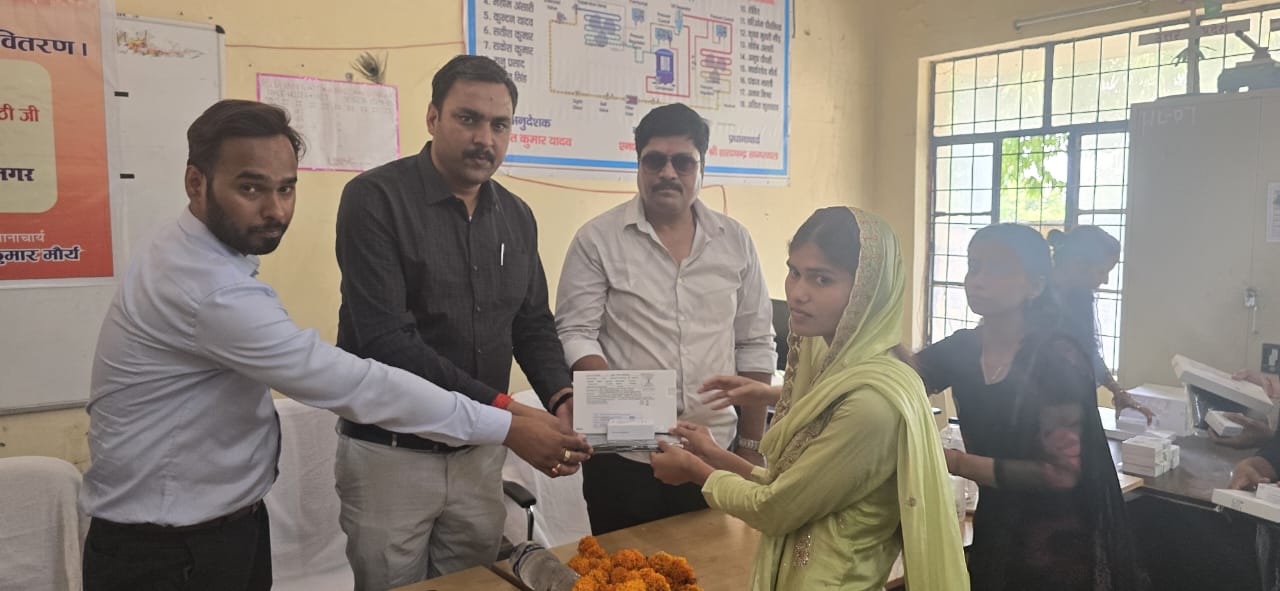 Photo of कुशीनगर में युवाओं को मिला डिजिटल तोहफा, मिला टैबलेट