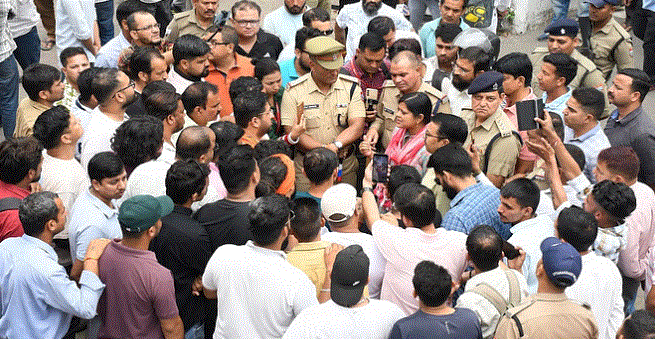 Photo of इंसाफ चाहिए: मासूम से दुष्कर्म करने वाले उस्मान के खिलाफ आक्रोश, जगह-जगह प्रदर्शन