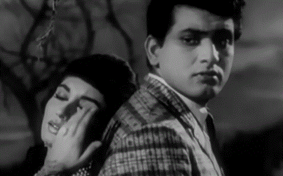 Photo of लग जा गले गाना रिजेक्ट करने के बाद डायरेक्टर ने खुद को मारने के लिए उतार लिया था जूता