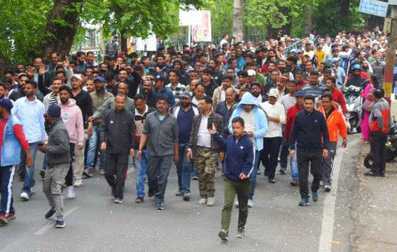 Photo of नैनीताल में 18 घंटे सांप्रदायिक तनाव: पुलिस से झड़प…बाजार बंद, खौफजदा पर्यटक लौटे