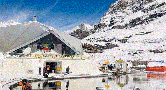 Photo of आज खुलेंगे हेमकुंड साहिब के कपाट, जयकारों के साथ घांघरिया पहुंचा श्रद्धालुओं का पहला जत्था