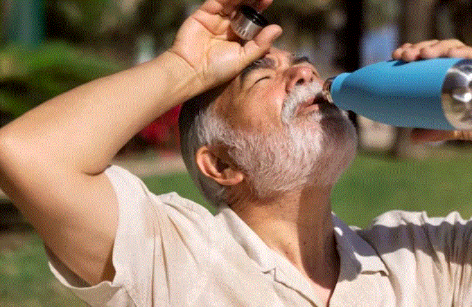Photo of बुजुर्गों में क्यों ज्यादा होता है Dehydration का खतरा कारण