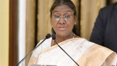 Photo of कड़ी सुरक्षा के बीच दून पहुंचीं राष्ट्रपति द्रौपदी मुर्मू, आज विभिन्न परियोजनाओं का करेंगी उद्घाटन