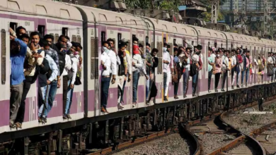 Photo of महाराष्ट्र के ठाणे में बड़ा हादसा, मुंब्रा रेलवे स्टेशन पर चलती ट्रेन से गिरे 8 यात्री