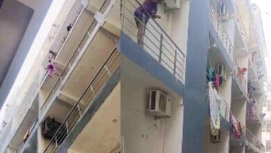 Photo of पति से हुआ झगड़ा तो महिला ने की चौथी मंजिल से कूदने की कोशिश, लटकी रही देर तक