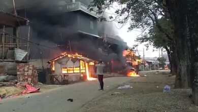 Photo of मैतेयी संगठन के नेता की गिरफ्तारी के बाद इंफाल में तनाव, सड़कों पर उतरे प्रदर्शनकारी; इंटरनेट बंद