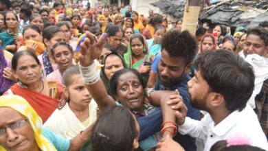 Photo of लखनऊ: शासन की लापरवाही, अफसर बैठक करते रहे खुले नाले में समा गई जिंदगी