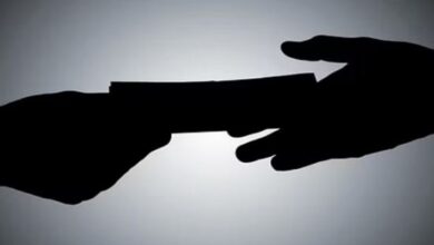 Photo of  लक्सर में विजिलेंस की कार्रवाई, चकबंदी लेखपाल 20 हजार रुपये रिश्वत लेते रंगेहाथ गिरफ्तार