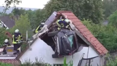 Photo of सड़क से उछलकर घर की छत पर गिरी कार, बगीचे में खेल रहे बच्चे को मारी जोरदार टक्कर