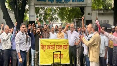 Photo of बिजली निजीकरण: उत्पीड़न पर बारिश के बीच बिजली कर्मियों ने किया प्रदर्शन