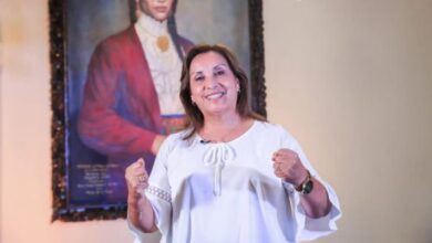 Photo of कोलंबिया से तनाव के बीच पेरू की राष्ट्रपति पहुंची अमेजन नदी द्वीप