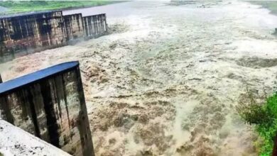 Photo of दिल्ली पर 50 घंटे भारी: हथिनीकुंड बैराज से 12,000 क्यूसेक पानी छोड़ा