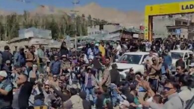 Photo of लद्दाख: हिंसक झड़प में अब तक 4 की मौत, 80 घायल, सोनम वांगचुक की युवाओं से अपील