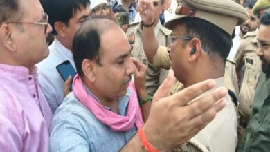 Photo of वाराणसी के पराड़कर भवन में कार्यक्रम रोकने पर कांग्रेस का हंगामा, पुलिस से हुई झड़प