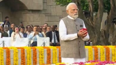 Photo of पीएम मोदी ने महात्मा गांधी को किया नमन, राजघाट पर श्रद्धांजलि अर्पित की
