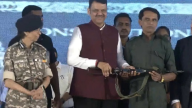 Photo of सीएम फडणवीस के सामने नक्सली कमांडर सोनू ने डाले हथियार