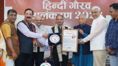 Photo of नर्मदाप्रसाद उपाध्याय और अतुल तारे को मिला हिन्दी गौरव अलंकरण