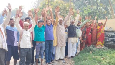Photo of दो साल में उखड़ी करोड़ों की सड़क, चौराहे पर ग्रामीणों का धरना