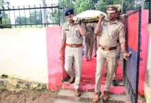 Photo of मुख्यमंत्री के कार्यक्रम से लौटे एसपी, दिवंगत सिपाही दिनेश यादव को दिया कंधा, अंतिम सलामी से दी भावभीनी विदाई