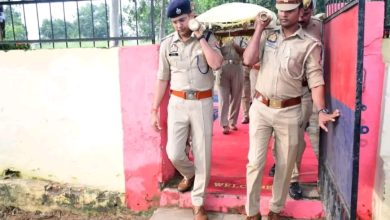 Photo of मुख्यमंत्री के कार्यक्रम से लौटे एसपी, दिवंगत सिपाही दिनेश यादव को दिया कंधा, अंतिम सलामी से दी भावभीनी विदाई