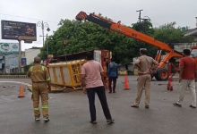 Photo of हल्द्वानी से लौट रहा सीएनजी  ट्रक स्टेडियम रोड पर पलटा