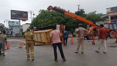 Photo of हल्द्वानी से लौट रहा सीएनजी  ट्रक स्टेडियम रोड पर पलटा