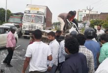 Photo of सड़क हादसे के बाद हाईवे पर अफरातफरी, ट्रक–पिकअप टक्कर में चालक घायल, लंबा जाम