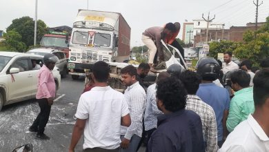 Photo of सड़क हादसे के बाद हाईवे पर अफरातफरी, ट्रक–पिकअप टक्कर में चालक घायल, लंबा जाम
