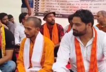 Photo of भरत तिवारी को इंसाफ दिलाने समर्थकों के साथ दिल्ली पहुंचा भाई, जंतर-मंतर पर दिया धरना