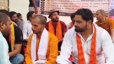 Photo of भरत तिवारी को इंसाफ दिलाने समर्थकों के साथ दिल्ली पहुंचा भाई, जंतर-मंतर पर दिया धरना