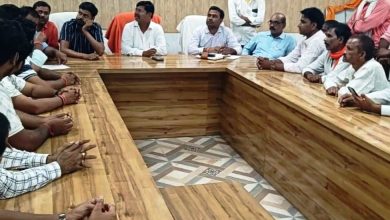 Photo of अनियमित बिजली आपूर्ति पर फूटा गुस्सा, उपकेंद्र पर ग्रामीणों का प्रदर्शन।