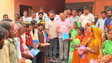 Photo of पड़रौना नगरपालिका अध्यक्ष ने सफाई कर्मचारियों में बसन्ता रेनकोट