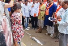 Photo of सीवर लाइन कार्य की धीमी प्रगति पर विधायक डॉ नीलकंठ तिवारी हुए नाराज़, दिया सख्त निर्दश