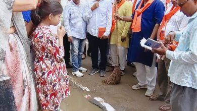 Photo of सीवर लाइन कार्य की धीमी प्रगति पर विधायक डॉ नीलकंठ तिवारी हुए नाराज़, दिया सख्त निर्दश