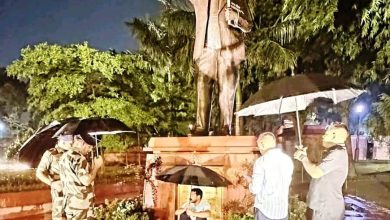 Photo of छात्रों पर लाठीचार्ज के विरोध में संसद परिसर में धरने पर बैठे सांसद चंद्रशेखर आजाद