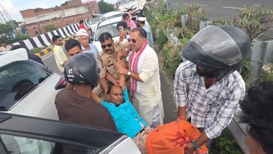 Photo of विधायक पी.एन. पाठक ने पेश की मानवता की मिसाल | मार्ग दुर्घटना में घायल को अपनी गाड़ी से भिजवाया अस्पताल
