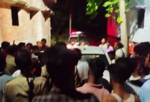 Photo of सेवरही थाना गेट के पास भीषण सड़क हादसा: स्विफ्ट और पिकअप में टक्कर, तीन घायल, एक जिला अस्पताल रेफर।