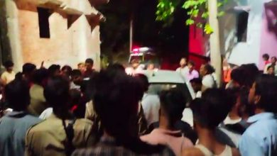 Photo of सेवरही थाना गेट के पास भीषण सड़क हादसा: स्विफ्ट और पिकअप में टक्कर, तीन घायल, एक जिला अस्पताल रेफर।
