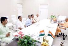 Photo of मुख्यमंत्री योगी आदित्यनाथ से अधिवक्ताओं संग मिले कुशीनगर के विधायक पी.एन. पाठक