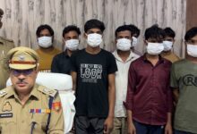 Photo of नोएडा में मोबाइल लूट गिरोह का पर्दाफाश, 8 आरोपी गिरफ्तार| 98 चोरी के फोन बरामद