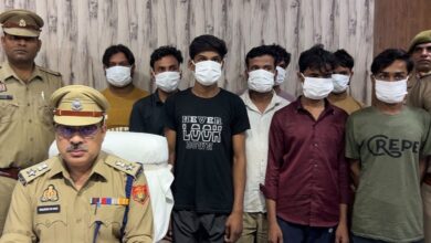 Photo of नोएडा में मोबाइल लूट गिरोह का पर्दाफाश, 8 आरोपी गिरफ्तार| 98 चोरी के फोन बरामद