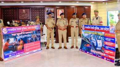 Photo of पुलिस महानिदेशक उ0प्र0 राजीव कृष्ण द्वारा रेल यात्रियों की सुरक्षा एवं जहरखुरानी/पथराव की घटनाओं की रोकथाम हेतु जन-जागरूकता अभियान का किया गया शुभारंभ !