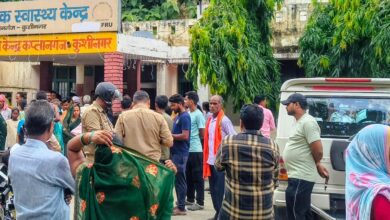 Photo of प्रसव के समय सीएचसी में महिला उसके नवजात की मौत | ग्रामीणों किया उग्र प्रदर्शन