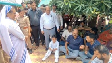 Photo of नवजात बच्ची की मौत परिजनों ने दिया धरना