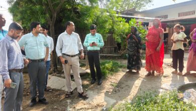 Photo of एडीएम ने मातहतों के साथ किया बाढ़ क्षेत्र का निरीक्षण