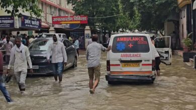 Photo of BHU में जलजमाव ने रोकी एंबुलेंस की राह, सर्पदंश पीड़िता की मौत का आरोप