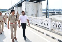 Photo of बड़ी गंडक नदी में जलस्तर बढ़ने की संभावना के  मद्देनजर डीएम एवं एसपी ने किया बाल्मीकिनगर बेराज का दौरा