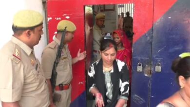 Photo of सलाखों के पीछे भी कायम रहा भाई-बहन का प्यार, रक्षाबंधन पर भावुक हुईं बहनें